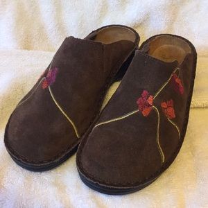 Naot leather embroidered clog/moccasin size 7 Eu37